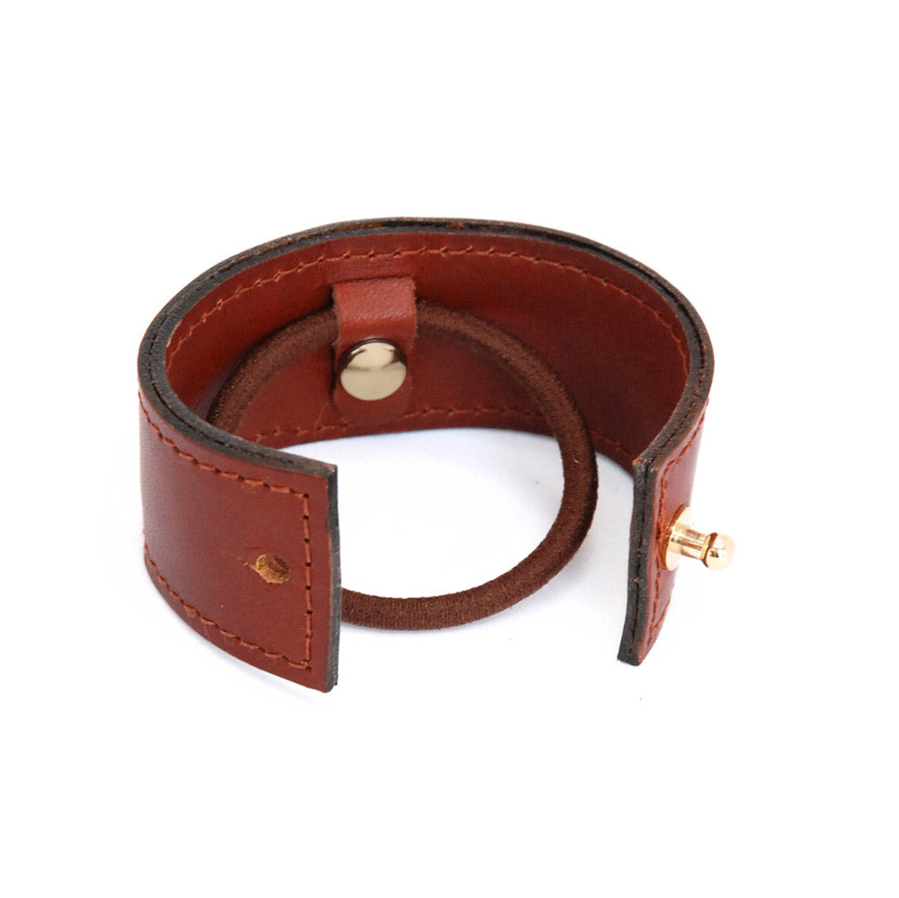 productshot tegen transparante achtergrond van leren short cover in Sienna bruin open, zo zie je het elastiek bevestigingssysteem en de sluitingsknopje.