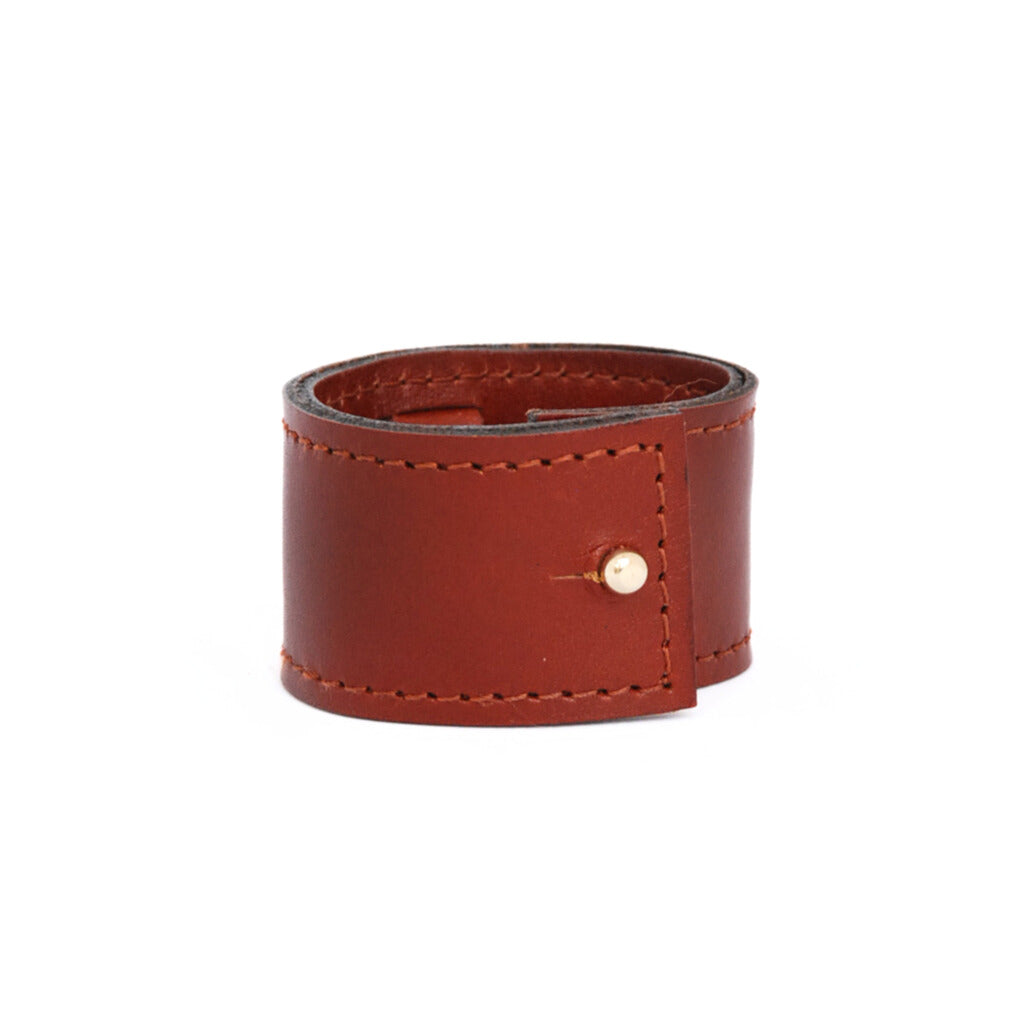 productshot tegen transparante achtergrond van leren short cover in sienna bruin. Dicht, met het sluitknopje zichtbaar.