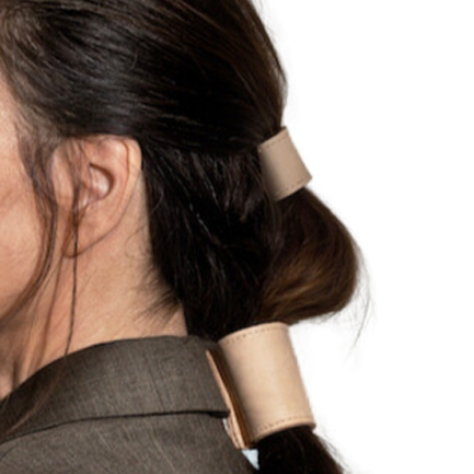 Model met lang bruin haar met een combinatie van een lange en korte cover in kleur naturel