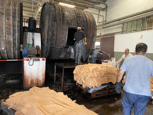  We zien een stap in looiers-proces zien van onze kleinschalige leerlooier Portugal. Huiden worden met hand uit grote houten ton gehaald met ‘niet chemische’ vloeistof. 