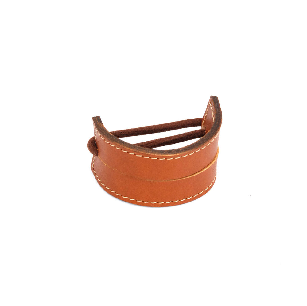 productshot tegen transparante achtergrond van leren 2-strap cover in kleur cognac met witte stiksels zij-aanzicht.